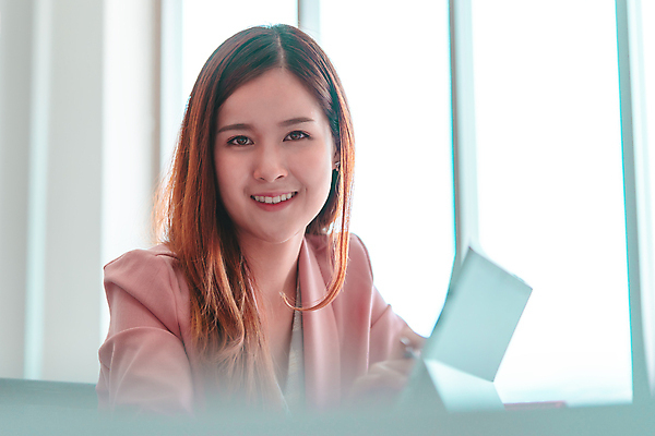 포토 JPG 해외이미지 직업 여자 행복 얼굴 비즈니스 CEO 한명 사람 동양인 정장 사무실 갈색 우주 흰색 업무 비즈니스우먼 자신감 스마트 경영자 해외포토 1 옷 감정 컬러 컨셉 인종 신체부위 작업 직장인 리더 파일형식 이미지허브