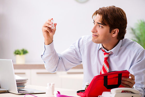 포토 JPG 해외이미지 응시 남자 실내 한명 들기 상반신 성인 앞모습 비즈니스맨 구급상자 약병 확인 응급치료 성인남자한명만 해외포토 1 시선 뷰포인트 비즈니스 모션 사람 내부 치료 약 의료용품 직장인 병_담는 남자한명만 성인남자만 파일형식 이미지허브