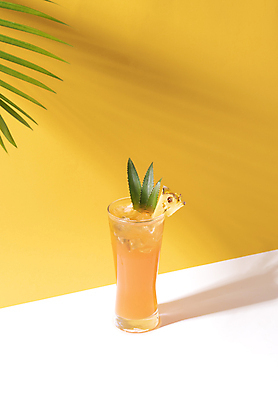 포토 JPG 해외이미지 잎 잔 실내 그림자 사람없음 파인애플 노란배경 파인애플주스 해외포토 식물 식기 백그라운드 과일 내부 노란색 과일주스 열대과일 파일형식 이미지허브