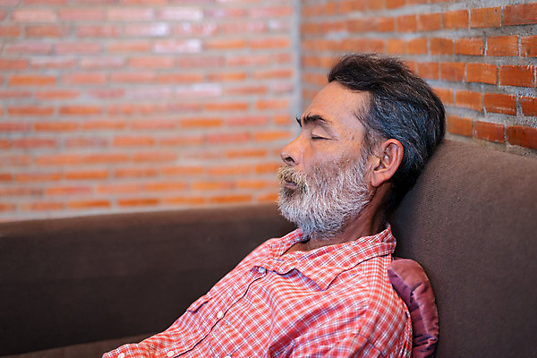 포토 JPG 해외이미지 백인 라이프스타일 노년 남자 안경 거실 휴식 주택 실내 피곤 한명 사람 앉기 성인 가로 소파 꿈 회색 잠 은퇴 싱글 낮잠 옛날 성인만 안락 해외포토 서양인 1 잡화 컬러 컨셉 의자 모션 내부 건물 생활 파일형식 이미지허브