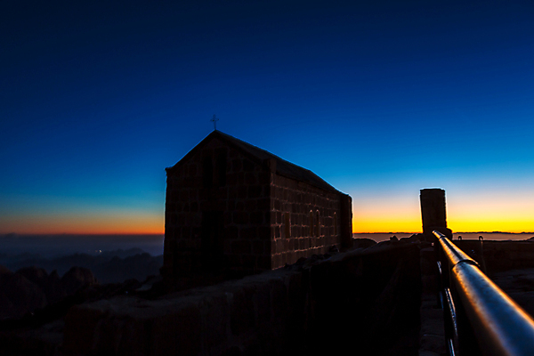 포토 JPG 해외이미지 종교 여행 자연 하늘 아침 산 안테나 이집트 풍경 사람없음 햇빛 일출 성경 일몰 새벽 사막 바위 10 정상 언덕 신성 수도원 동쪽 순례 이스라엘 절정 해외포토 주간 자연요소 통신 종교용품 아프리카 태양 숫자 노을 돌_바위 방향 생태계 서아시아 파일형식 이미지허브