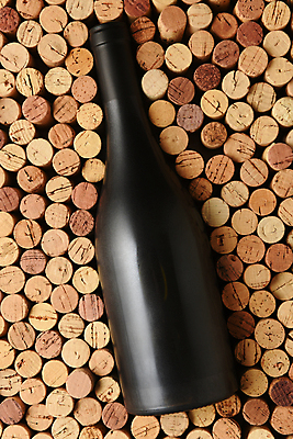 포토 JPG 해외이미지 사람없음 세로 와인 검은색 침묵 레드와인 머리위 중고 해외포토 컬러 주류 소리 파일형식 이미지허브