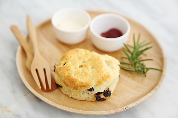 포토 JPG 해외이미지 실내 사람없음 흰배경 종지 로즈메리 나무접시 나무포크 스콘 해외포토 그릇 접시 빵 백그라운드 포크 내부 흰색 허브 파일형식 이미지허브