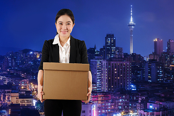 포토 JPG 해외이미지 백인 직업 1 여자 행복 백그라운드 컨셉 유니폼 비즈니스 포장 모션 노동자 거리 선물 한명 미소 사람 파란색 상자 도시풍경 흰색 잡기 야간 우체부 배송 서비스 주기 팩 패키지 적재 고립 해외포토 자연요소 서양인 옷 감정 컬러 표정 풍경 화장품 도시 파일형식 이미지허브