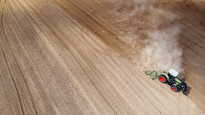 포토 JPG 해외이미지 계절 산업 패턴 밭 농업 노동자 건조 씨앗 풍경 사람없음 야외 농작물 농장 농경지 기계 흙 장비 운전 수확 시골 업무 농부 땅 만취 준비 먼지 트랙터 드론 밭일 쟁기 조감도 파종 해외포토 식물 직업 무늬 모션 농사 작업 농기계 특수차량 술취함 파일형식 이미지허브