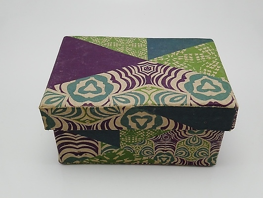 포토 JPG 해외이미지 추상 실내 선물 미술 사람없음 초록색 상자 보라색 놀람 덮개 뚜껑 인쇄 작음 오브젝트 그림 해외포토 감정 컬러 무늬 문화예술 표정 내부 크기 파일형식 이미지허브