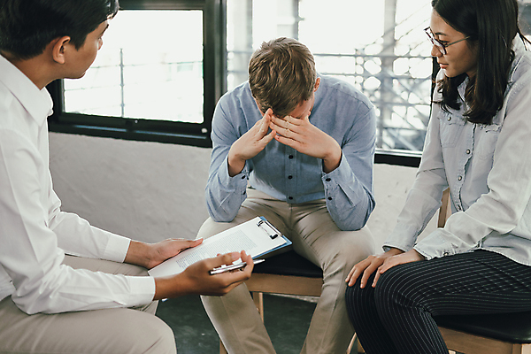 포토 JPG 해외이미지 직업 커플 여자 남자 가족 관계 결혼식 남편 대화 사람 세명 환자 의사 토론 주기 컨설턴트 상담 방문 문제 테라피 소셜 정신과 정신과의사 조언 지원 치료사 헬프 카운슬러 해외포토 결혼 의학 모션 병원 말하기 뷰티 의료진 도움 전문직 상담원 파일형식 이미지허브