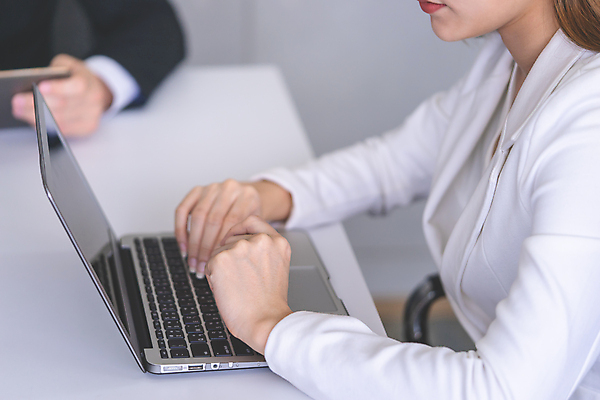 포토 JPG 해외이미지 1 손 여자 인터넷 비즈니스 통신 모바일 주택 관리 한명 사람 초록색 금융 노트북 컴퓨터 사무실 공책 타이핑 키보드 기록 업무 작업 비즈니스우먼 책상 바쁨 온라인 소셜 회계사 해외포토 직업 컬러 가구 문구용품 건물 신체부위 경제 전자제품 직장인 파일형식 이미지허브