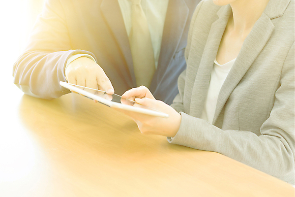 포토 JPG 해외이미지 백인 직업 응시 여자 남자 행복 2 인터넷 비즈니스 사업가 탁자 성공 노동자 함께함 대화 사람 앉기 성인 사람없음 터치패드 사무실 알약 우주 디지털 비즈니스우먼 자신감 이메일 무선전화기 동료 회의실 온라인 경영 진짜 터치스크린 콜라보레이션 해외포토 서양인 시선 감정 가구 컨셉 관계 모션 말하기 약 직장인 전화기 파일형식 이미지허브