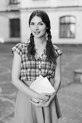 포토 JPG 해외이미지 백인 학생 라이프스타일 응시 드레스 여자 교육 셔츠 학교 한명 사람 10대 책 빨간색 스터디 치마 유행 검은색 공책 흰색 잡기 우아함 대학교 체크무늬 우크라이나 스타일 해외포토 서양인 1 시선 옷 유럽 컬러 컨셉 상의 무늬 모션 청소년 하의 문구용품 생활 학습 파일형식 이미지허브