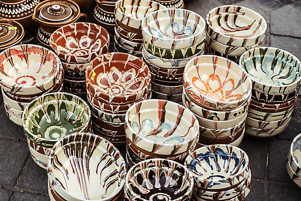 포토 JPG 해외이미지 모양 전통 식기 접시 디자인 문화 조각 패턴 기술 미술 사람없음 장식 컵 컬러풀 갈색 페인트 수확 시골 조끼 업무 항아리 도자기 사발 냄비 공예 오브젝트 기념품 점토 토기 루마니아 수공예 옛날 트란실바니아 핸드메이드 해외포토 유럽 컬러 무늬 농업 문화예술 취미 외투 작업 용기_그릇 사기그릇 솥 파일형식 이미지허브