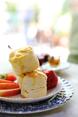 포토 JPG 해외이미지 접시 딸기 근접촬영 사람없음 사과 컵받침 스콘 해외포토 식기 빵 뷰포인트 과일 받침대 파일형식 이미지허브