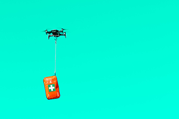 포토 JPG 해외이미지 컨셉 교통시설 하늘 미래 안테나 사람없음 야외 상자 약 도움 구출 상품 심볼 로봇 배송 서비스 속도 프로펠러 패키지 멀리 물류 혁명 고립 대패 드론 제어 헬프 해외포토 교통 통신 의학 시설 파일형식 이미지허브