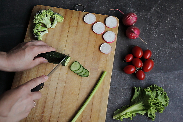 포토 JPG 해외이미지 손 식재료 방울토마토 실내 들기 신체부위 잡기 상추 브로콜리 자르기 슬라이스 식칼 건강식 나무도마 적환무 해외포토 음식 토마토 채소 모션 주방용품 도마 사람 내부 목재 무 파일형식 이미지허브