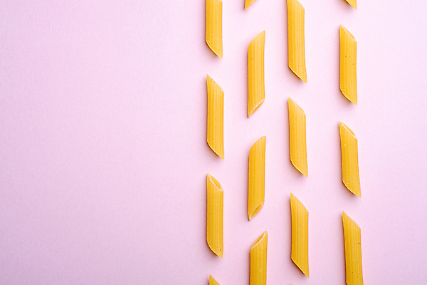 포토 JPG 해외이미지 사람없음 일렬 펜네 카피스페이스 분홍색배경 해외포토 분홍색 백그라운드 파스타 공백 파일형식 이미지허브