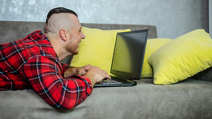 포토 JPG 해외이미지 모델 직업 학생 라이프스타일 남자 행복 안경 얼굴 셔츠 인터넷 비즈니스 노동자 실내 한명 미소 웃음 사람 노트북 컴퓨터 갈색 유행 디지털 회색 흰색 업무 비즈니스맨 읽기 검색 경영자 온라인 채팅 프리랜서 스타일 해외포토 1 잡화 감정 컬러 상의 모션 표정 내부 생활 신체부위 전자제품 작업 직장인 리더 파일형식 이미지허브