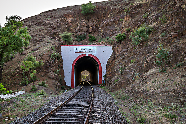 포토 JPG 해외이미지 나무 산업 길 선 여행 백그라운드 비즈니스 건축양식 교통시설 모션 자연 하늘 거리 풍경 사람없음 야외 초록색 빛 햇빛 검은색 기차 바위 시골 구멍 역사 터널 역 땅 언덕 아치 트랙 내추럴 방법 선로 옛날 해외포토 식물 건축 육상교통 컬러 교통 대중교통 태양 돌_바위 시설 생태계 파일형식 이미지허브
