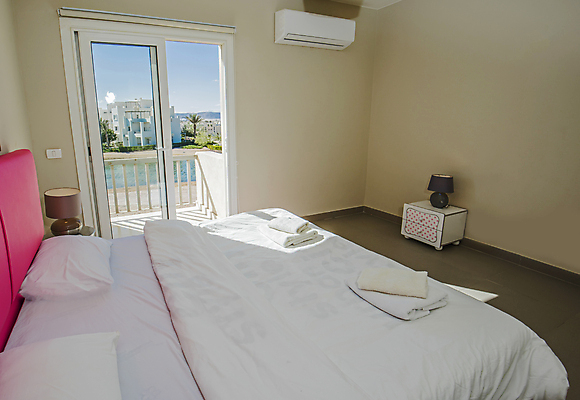 포토 JPG 해외이미지 벽 분홍색 가구 건축양식 창문 베개 탁자 아파트 주택 실내 사람없음 내부 장식 인테리어 수건 문 침실 방 발코니 흰색 침대 고급 빌라 휴양지 매트리스 해외포토 디자인 건축 컬러 생활용품 컨셉 침구 건물 위생용품 장소 파일형식 이미지허브