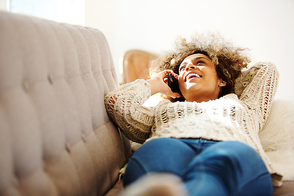 포토 JPG 해외이미지 모델 1 라이프스타일 응시 여자 행복 얼굴 거실 모바일 휴식 주택 대화 한명 미소 웃음 사람 앉기 성인 스마트폰 소파 유행 검은색 듣기 잡기 시원함 전화기 스마트 거짓말 진짜 해외포토 시선 감정 컬러 컨셉 의자 모션 표정 말하기 건물 생활 신체부위 핸드폰 스마트기기 파일형식 이미지허브