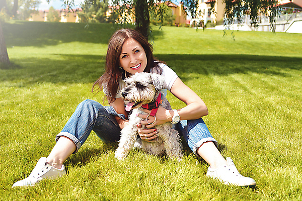 포토 JPG 해외이미지 동물 백인 라이프스타일 공원 여자 행복 얼굴 포옹 자연 놀이 휴식 주택 건강 한명 미소 사람 성인 야외 초록색 여름 반려동물 우정 산책 가을 중앙 개 거짓말 옛날 해외포토 서양인 1 계절 공공시설 감정 컬러 컨셉 포유류 안기 표정 건물 생활 신체부위 친구 생태계 파일형식 이미지허브