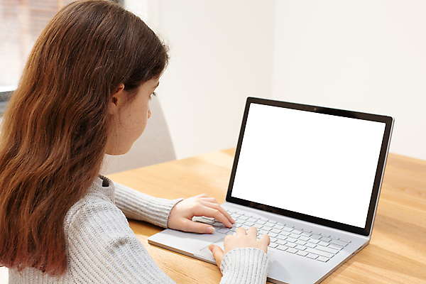 포토 JPG 해외이미지 백인 학생 라이프스타일 손 여학생 여자 교육 어린이 인터넷 학교 주택 사람 사람없음 노트북 스터디 컴퓨터 타이핑 키보드 집중 책상 온라인 지리 초보 목업 해외포토 서양인 가구 컨셉 건물 생활 신체부위 전자제품 학습 파일형식 이미지허브