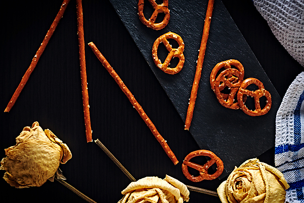 포토 JPG 해외이미지 검은배경 실내 사람없음 하이앵글 드라이플라워 막대과자 브레첼 미니프레즐 해외포토 꽃 뷰포인트 백그라운드 디저트 내부 과자 검은색 파일형식 이미지허브