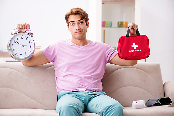 포토 JPG 해외이미지 남자 시계 실내 한명 들기 앉기 상반신 성인 앞모습 소파 구급상자 성인남자한명만 해외포토 1 뷰포인트 의자 모션 사람 내부 의료용품 남자한명만 성인남자만 파일형식 이미지허브