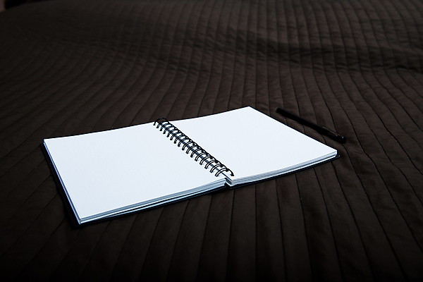 포토 JPG 해외이미지 디자인 교육 종이 백그라운드 비즈니스 텍스트 학교 탁자 잉크 나선형 사람없음 책 사무실 펜 볼펜 금속 다이어리 검은색 쪽지 공책 어둠 공백 회색 흰색 반지 오픈 메시지 잡지 정상 스케치 책상 오브젝트 질감 문서 페이지 시트 패드 고립 해외포토 컬러 가구 무늬 장신구 재질 문구용품 미술 간행물 필기구 사무용품 파일형식 이미지허브