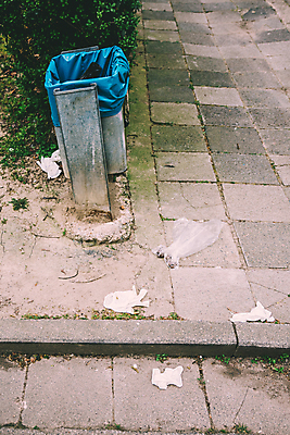 포토 JPG 해외이미지 장갑 컨셉 포장 거리 사람없음 쓰레기통 수술 환경오염 바이러스 보호 쓰레기 위험 일회용 버리기 감염 낭비 땅바닥 해외포토 잡화 의학 모션 바닥 치료 파일형식 이미지허브