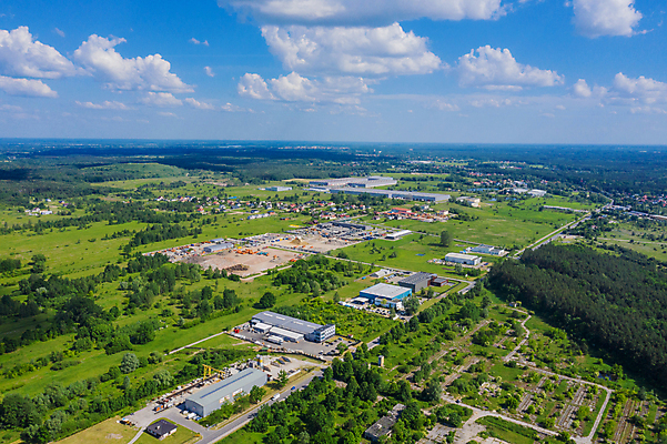 포토 JPG 해외이미지 공원 산업 도로 비즈니스 교통시설 자동차 안테나 사람없음 건물 트럭 화물 도시 센터 상품 정상 주식 컨테이너 창고 상업 머리위 지역 트랙터 수납 짐차 무거움 트레일러 물류 슈퍼마켓 드론 분배 수입 터미널 해외포토 건축물 공공시설 길 육상교통 교통 통신 금융 상점 운송업 무게 농기계 시설 특수차량 파일형식 이미지허브