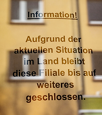 포토 JPG 해외이미지 텍스트 창문 거리 건강 경고 안전 사람없음 가로 반사 문 상점 중국 고통 정보 도시 바이러스 보호 질병 위험 약국 고민 감염 법 일반 미안 인구 인플루엔자 전염병 해외포토 감정 아시아 컨셉 의학 사죄 파일형식 이미지허브