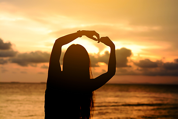 포토 JPG 해외이미지 모양 여자 실루엣 파도 바다 자연 휴식 발렌타인데이 그림자 사랑 사람 성인 사람없음 야외 물 태양 검은색 일몰 하트 연못 저녁 심볼 장면 내추럴 해외포토 자연요소 감정 컬러 컨셉 데이이벤트 촬영기법 노을 야간 생태계 파일형식 이미지허브