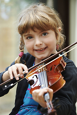 포토 JPG 해외이미지 백인 여자 행복 어린이 악기 음악 놀이 수업 한명 미소 사람 취미 세로 집중 연습 바이올린 바이올리니스트 해외포토 서양인 1 교육 감정 컨셉 현악기 문화예술 표정 연주자 파일형식 이미지허브