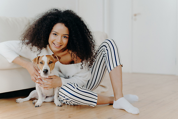 포토 JPG 해외이미지 동물 1 라이프스타일 응시 여자 행복 감정 거실 포옹 휴식 양말 바닥 주택 실내 미소 사람 앉기 사람없음 내부 반려동물 소파 우정 기쁨 흰색 개 스웨터 만족 주인 돌봄 동반자 유래 카피스페이스 해외포토 시선 컬러 컨셉 상의 의자 포유류 안기 모션 표정 건물 생활 친구 공백 파일형식 이미지허브