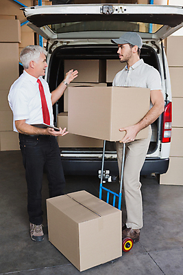 포토 JPG 해외이미지 전신 백인 남자 중년 50대 노동자 실내 말하기 대화 서기 들기 20대 두명 옆모습 마주보기 비즈니스맨 택배기사 승합차 배송 택배상자 남자만 해외포토 서양인 직업 뷰포인트 비즈니스 모션 승용차 사람 청년 성인 내부 상자 직장인 배달원 택배 파일형식 이미지허브