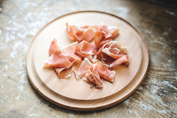 포토 JPG 해외이미지 전통 음식 백그라운드 재료 탁자 치즈 샌드위치 건강 육류 돼지고기 요리 사람없음 목재 빨간색 초록색 농장 검은색 식사 이탈리아 흰색 신선 파마 소시지 맛 아침식사 애피타이저 농부 먹기 허브 그리스 유기농 올리브 햄 베이컨 후추 로즈메리 점심식사 스페인어 식품점 해외포토 나무 식물 직업 헤어스타일 웰빙 열매 유럽 컬러 가구 컨셉 농업 식재료 모션 유제품 상점 가공식품 향신료 파일형식 이미지허브