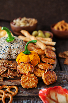 포토 JPG 해외이미지 호박 치즈 씨앗 사람없음 세로 할로윈 견과류 가을 입가심 짠맛 크림치즈 브레첼 해외포토 식물 계절 채소 디저트 유제품 맛 파일형식 이미지허브