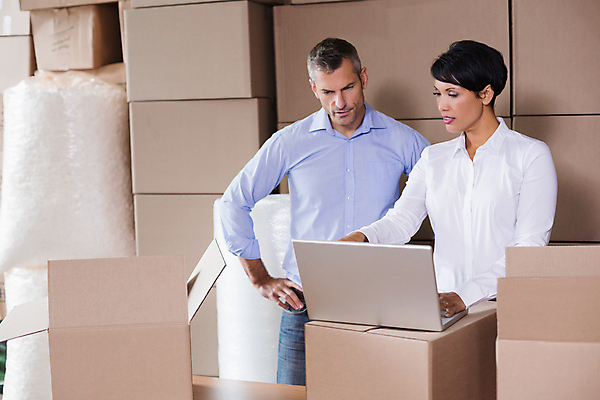 포토 JPG 해외이미지 백인 여자 남자 40대 중년 허리손 실내 말하기 대화 상반신 성인 두명 앞모습 30대 노트북 상자 비즈니스우먼 소통 물류창고 해외포토 서양인 뷰포인트 포즈 컨셉 비즈니스 모션 사람 내부 장년 전자제품 직장인 창고 파일형식 이미지허브