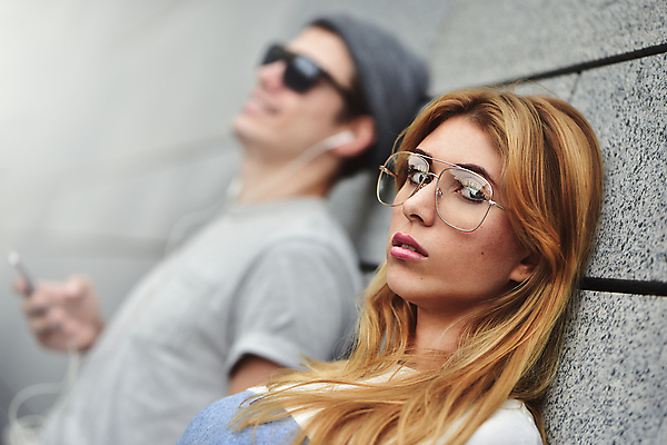 포토 JPG 해외이미지 백인 라이프스타일 커플 여자 남자 행복 음악 벽 이어폰 백그라운드 2 관계 모바일 거리 함께함 사랑 웃음 사람 소년 성인 야외 두명 10대 친구 스마트폰 선글라스 헤드폰 듣기 회색 도시 스마트 나눔 공유 해외포토 서양인 감정 안경 어린이 컬러 음향기기 컨셉 모션 청소년 문화예술 표정 생활 핸드폰 스마트기기 파일형식 이미지허브