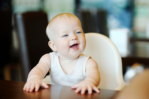 포토 JPG 해외이미지 백인 옷 딸 행복 감정 얼굴 어린이 탁자 사랑 한명 사람 컬러풀 흰색 표현 아기 달콤 치아 작음 먹이 6 먹기 부드러움 월 결백 돌봄 블러 옛날 취급주의 해외포토 서양인 1 컬러 가구 가족 모션 경고 신체부위 숫자 소화기관 감각 날짜 맛 크기 파일형식 이미지허브