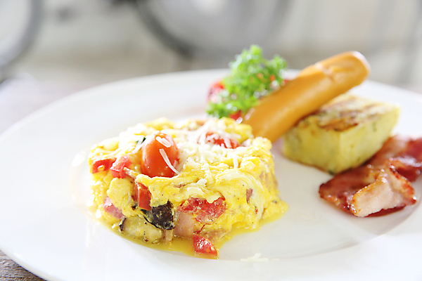 포토 JPG 해외이미지 접시 회색배경 실내 사람없음 아웃포커스 소시지 아침식사 베이컨 스크램블 해외포토 식기 백그라운드 촬영기법 돼지고기 내부 식사 회색 가공식품 계란요리 파일형식 이미지허브