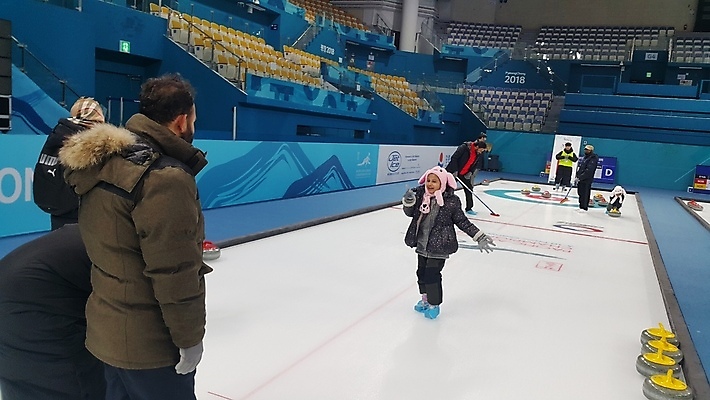 포토 JPG 해외이미지 라이프스타일 스포츠 겨울 실내 건강 손잡이 사람 경기 취미 사람없음 얼음 경쟁 경기장 게임 바위 흰색 반지 붓 원형 막대기 그룹 계획 미끄러짐 빗자루 점수 컬링 플레이어 해외포토 자연요소 도형 계절 컬러 컨셉 장신구 스포츠시설 모션 놀이 겨울스포츠 내부 생활 돌_바위 청소도구 파일형식 이미지허브