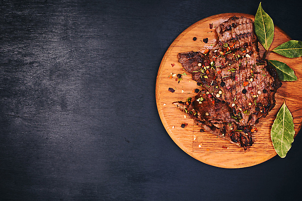 포토 JPG 해외이미지 검은배경 실내 스테이크 사람없음 하이앵글 소고기 향신료 후추 나무도마 나무받침 월계수 카피스페이스 해외포토 뷰포인트 백그라운드 도마 서양음식 육류 내부 목재 검은색 공백 받침대 향미료 파일형식 이미지허브