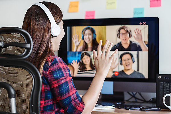 포토 JPG 해외이미지 남자 행복 통신 태국 대화 사람 동양인 여러명 노트북 컴퓨터 디지털 헤드폰 우정 비즈니스맨 비즈니스우먼 토론 동료 멀리 동영상 온라인강의 콜라보레이션 웨비나 해외포토 여자 감정 아시아 음향기기 다수 비즈니스 관계 말하기 인종 친구 전자제품 직장인 강의 세미나 파일형식 언택트 이미지허브