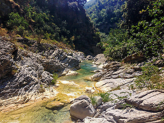 포토 JPG 해외이미지 나무 식물 스포츠 자연 산 풍경 사람없음 야외 물 파란색 강 평화 골짜기 이탈리아 폭포 하이킹 개울 웅덩이 암초 내추럴 해외포토 자연요소 유럽 컬러 컨셉 레저 생태계 파일형식 이미지허브