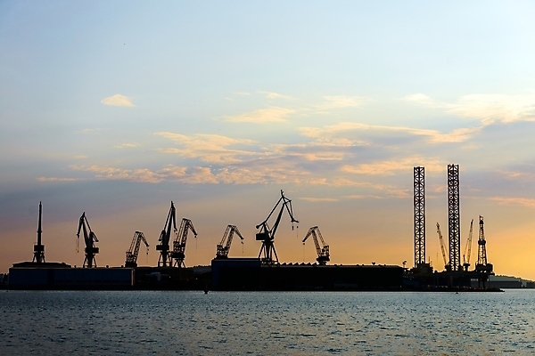 포토 JPG 해외이미지 주간 구름 바다 하늘 사람없음 야외 일몰 중장비 조선소 기중기 산업시설 산업현장 해외포토 자연요소 산업 노을 산업장비 파일형식 이미지허브