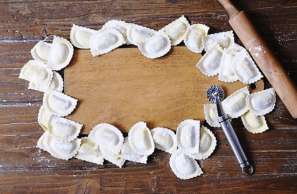 포토 JPG 해외이미지 실내 사람없음 이탈리아음식 나무바닥 나무도마 라비올리 커터 해외포토 바닥 도마 서양음식 내부 목재 파일형식 이미지허브