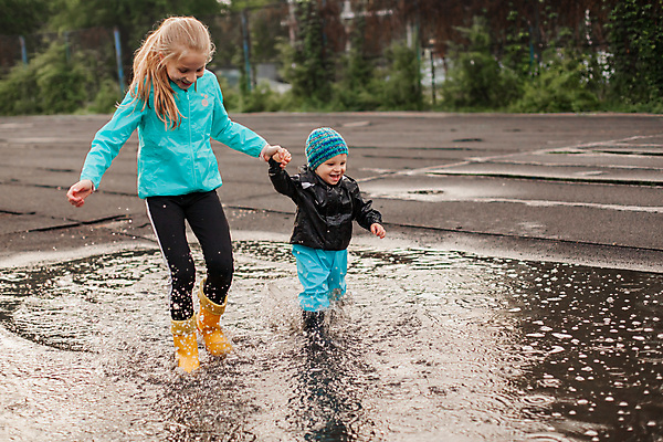 포토 JPG 해외이미지 주간 전신 백인 여자 남자 어린이 놀이 함께함 남매 웃음 소년 야외 두명 옆모습 손잡기 점프 화목 비 즐거움 웅덩이 남동생 놀기 누나 레인부츠 어린이만 해외포토 자연요소 서양인 감정 뷰포인트 컨셉 가족 모션 날씨 부츠 표정 사람 동생 파일형식 이미지허브
