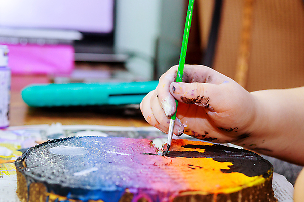 포토 JPG 해외이미지 손 들기 목재 아웃포커스 신체부위 붓 그림 나무토막 해외포토 나무 재료 모션 촬영기법 사람 파일형식 이미지허브