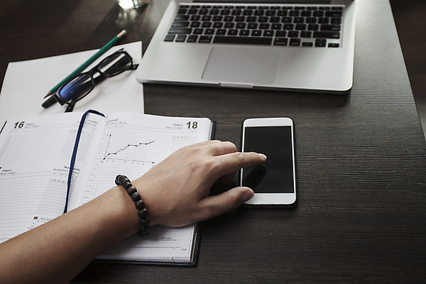 포토 JPG 해외이미지 손 남자 인터넷 비즈니스 통신 손가락 모바일 주택 직장 사람 사람없음 목재 노트북 스마트폰 핸드폰 컴퓨터 글로벌 사무실 우주 디지털 자료 웹 방 정보 타이핑 키보드 잡기 작업실 이메일 연결 휴대용 무선전화기 책상 전자 단절 소셜 터치스크린 해외포토 나무 가구 회사 재료 모션 건물 신체부위 전자제품 스마트기기 전화기 오브젝트 파일형식 이미지허브